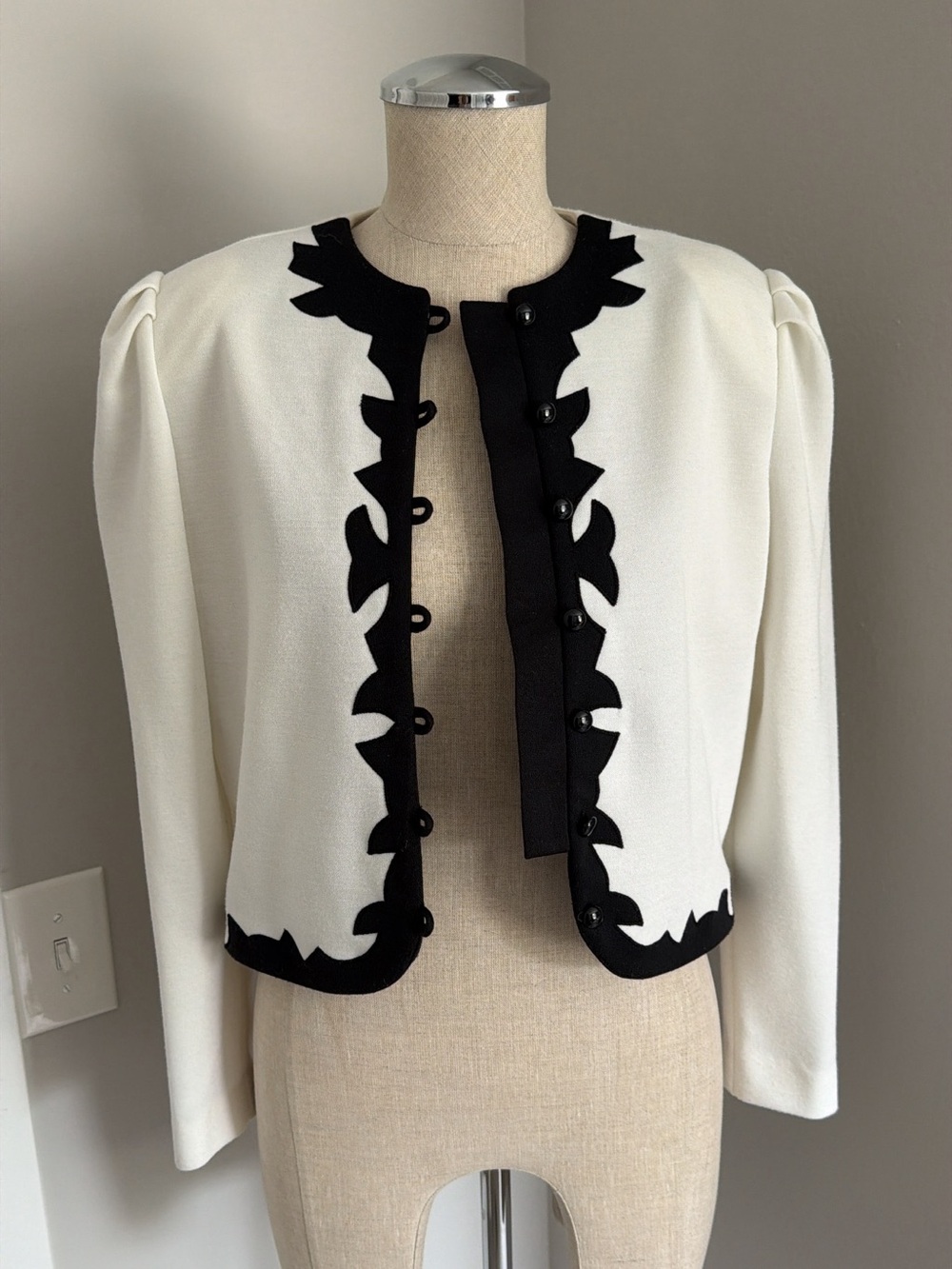 1980s Leslie Fay Petite Collections Women’s Petite 8 White/Black Trim  Jacket